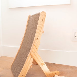 Wooden adjustable cat scratcher with sustainable and replaceable inserts image 2
