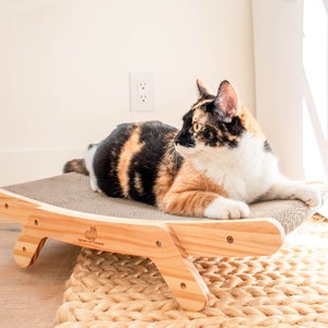 Wooden adjustable cat scratcher with sustainable and replaceable inserts