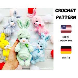 Könnte beinhalten: Eine Sammlung von gehäkelten Hasen in Pastellfarben wie Gelb, Blau, Rosa und Grün. Jeder Hase hat ein weißes Gesicht, lange Ohren und eine kleine Schleife. Das Bild enthält auch den Text "CROCHET PATTERN" und Flaggen für Englisch und Deutsch.
