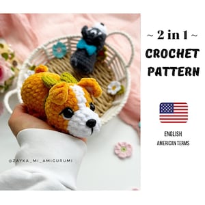 Könnte beinhalten: Ein Häkelmuster für zwei Amigurumi-Spielzeuge: einen Hund und einen Waschbären. Der Hund ist orange, weiß und gelb, und der Waschbär ist grau und schwarz mit einer blauen Schleife. Der Text lautet "~ 2 in 1 ~ CROCHET PATTERN".
