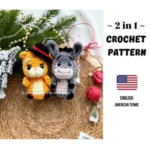 Könnte beinhalten: Zwei gehäkelte Amigurumi-Figuren: eine gelbe Katze mit schwarzem Hut und ein grauer Esel. Das Bild enthält den Text "~ 2 in 1 ~ CROCHET PATTERN" und "ENGLISH AMERICAN TERMS" mit einer amerikanischen Flagge.