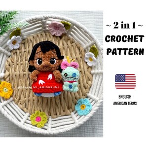 Könnte beinhalten: Ein Häkelmuster für zwei Amigurumi-Figuren, eine in einem roten Kleid und die andere in einem blau-rosa Design. Die Figuren befinden sich auf einem geflochtenen Korb, umgeben von gehäkelten Blumen. Der Text lautet "2 in 1 Crochet Pattern".