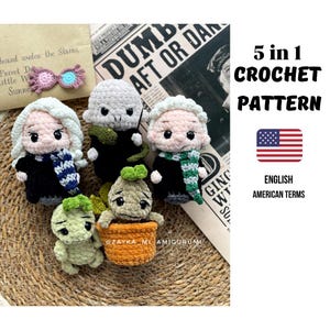 Puede incluir: Una colección de cinco figuras amigurumi de ganchillo, que incluyen personajes con cabello blanco, bufandas y túnicas negras. El texto "5 in 1 CROCHET PATTERN" se muestra con una bandera estadounidense y las palabras "ENGLISH AMERICAN TERMS".