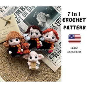 Könnte beinhalten: Eine Sammlung von sieben Häkelmustern, darunter Charaktere mit schwarzen Roben, Schals und Brillen. Das Bild enthält den Text "7 in 1 CROCHET PATTERN" und "ENGLISH AMERICAN TERMS" mit einer amerikanischen Flagge.