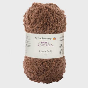 Può includere: Un gomitolo di lana marrone con un'etichetta che recita "Schachenmayr BABY Smiles Lenja Soft 25 g". La lana ha un aspetto soffice e strutturato, adatta per progetti per bambini. L'etichetta include il nome del marchio e i dettagli del prodotto.