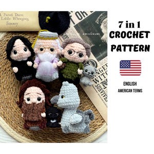 Könnte beinhalten: Eine Sammlung von sieben gehäkelten Amigurumi-Figuren, darunter Charaktere und Kreaturen. Die Figuren sind in verschiedenen Farben wie Schwarz, Grau, Braun und Lila gehalten. Das Bild enthält auch den Text "7 in 1 CROCHET PATTERN" und "ENGLISH AMERICAN TERMS".