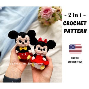 Peut inclure: Deux figurines amigurumi crochetées de Mickey et Minnie Mouse. Mickey porte un nœud papillon jaune, un short rouge et des chaussures noires. Minnie porte une robe et un nœud rouges. Le texte "~ 2 en 1 ~ CROCHET PATTERN" est inclus.