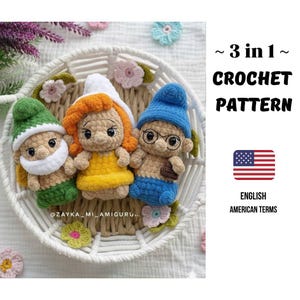 Puede incluir: Tres muñecos de gnomos tejidos a crochet en una cesta tejida, cada uno con atuendos y características únicas. Un gnomo lleva un gorro y barba verdes, otro tiene pelo naranja y un vestido amarillo, y el tercero tiene un gorro azul y gafas. El texto dice "3 en 1 Crochet Pattern".