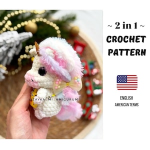 Könnte beinhalten: Ein gehäkeltes Einhorn-Amigurumi mit weißem Körper, rosa Schnauze und einer flauschigen Mähne in Rosa-, Weiß- und Blautönen. Das Einhorn hat ein gelbes Horn und eine gelbe Schleife. Der Text "~ 2 in 1 ~ CROCHET PATTERN" ist sichtbar.