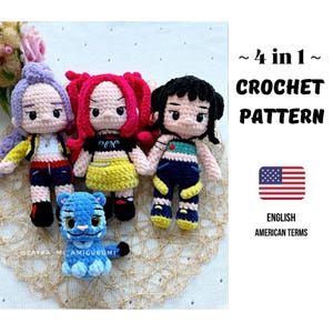 Könnte beinhalten: Häkelanleitung mit vier Amigurumi-Puppen und einem blauen Tiger. Die Puppen haben unterschiedliche Haarfarben und Outfits. Der Text lautet "~ 4 in 1 ~ CROCHET PATTERN" und "ENGLISH AMERICAN TERMS".