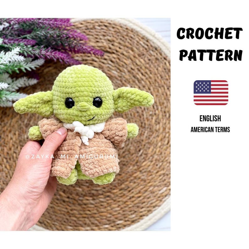 Op de afbeelding: Een gehaakte groene en bruine amigurumi pop met grote oren, zwarte ogen en een witte kraag. De pop draagt een bruine jas. De tekst "CROCHET PATTERN" en "ENGLISH AMERICAN TERMS" is ook zichtbaar.