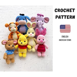 Könnte beinhalten: Eine Sammlung handgefertigter Amigurumi-Figuren aus Häkelarbeit, darunter ein Tiger, ein Bär, ein Elefant, ein Hase und ein Schwein, in verschiedenen Farben. Das Bild enthält auch den Text "CROCHET PATTERN" und "ENGLISH AMERICAN TERMS" mit einer amerikanischen Flagge.