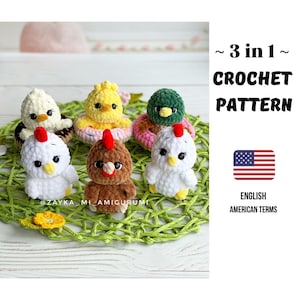 Könnte beinhalten: Sechs gehäkelte Amigurumi-Küken und -Enten in verschiedenen Farben. Die Spielzeuge sind weiß, gelb und braun, jedes mit einzigartigen Merkmalen wie roten Kämmen und gelben Schnäbeln. Der Text auf dem Bild lautet "~ 3 in 1 ~ CROCHET PATTERN".