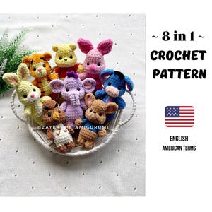 Könnte beinhalten: Eine Sammlung von acht farbenfrohen Amigurumi-Häkelcharakteren, darunter ein Tiger, ein Bär, ein Kaninchen, ein Elefant und ein Esel, die in einem geflochtenen Korb liegen. Das Bild enthält den Text "8 in 1 Crochet Pattern" und "English American Terms".