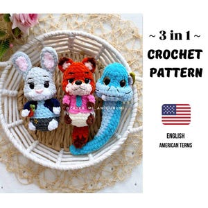 Könnte beinhalten: Drei gehäkelte Amigurumi-Figuren: ein graues Kaninchen, ein roter Fuchs und eine blaue Schlange. Die Figuren befinden sich in einem geflochtenen Korb. Der Text rechts lautet "~ 3 in 1 ~ CROCHET PATTERN" und "ENGLISH AMERICAN TERMS".