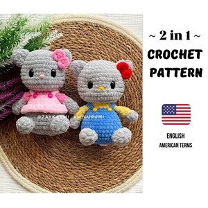 Könnte beinhalten: Zwei graue Häkeltierfiguren mit schwarzen Augen und rosa und roten Schleifen. Eines trägt ein rosa Kleid, das andere eine blaue Latzhose. Das Bild enthält den Text "2 in 1 Crochet Pattern" und "English American Terms".