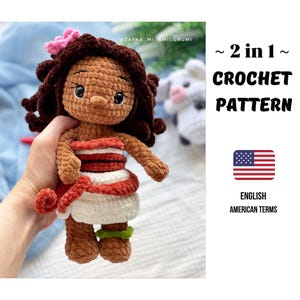 Könnte beinhalten: Gehäkelte Puppe mit brauner Haut, dunkelbraunem lockigem Haar und einer rosa Blume. Die Puppe trägt ein rot-weiß gestreiftes Oberteil und einen roten Rock. Der Text lautet "~ 2 in 1 ~ CROCHET PATTERN" und "ENGLISH AMERICAN TERMS".
