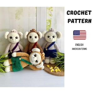 Könnte beinhalten: Vier gehäkelte Affenpuppen in verschiedenen Farben, darunter Braun, Beige und Grau, mit lächelnden Gesichtern und kleinen Outfits. Ein Affe liegt. Das Bild enthält den Text "CROCHET PATTERN" und eine amerikanische Flagge.