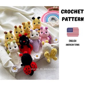 Könnte beinhalten: Eine Sammlung handgefertigter Amigurumi-Puppen aus Häkelarbeit in verschiedenen Farben, darunter Gelb, Rosa, Weiß und Rot. Die Puppen haben die Form von Insekten und anderen Kreaturen. Das Bild enthält auch den Text "CROCHET PATTERN".