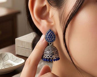 Boucles d'oreilles jhumka motif paon, jhumki bleu en argent oxydé, boucles d'oreilles ethniques indiennes traditionnelles, bijoux tendance bohème pour femme