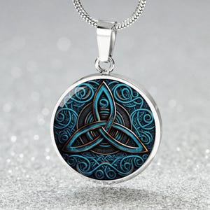 Collar, pulsera o llavero con colgante de triquetra: joyería celta de oro o plata. Regalos personalizados con dije de nudo de la Trinidad para ella y para él.