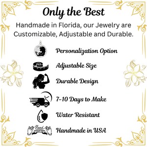 以下が含まれることがあります： 「Only the Best」のテキストと製品の特徴が記載されたクリーム色のグラフィック。特徴には、パーソナライズ、サイズ調整可能、耐久性のあるデザイン、耐水性などがあります。テキストには、ジュエリーはアメリカ合衆国フロリダ州で手作りされていることも記載されています。