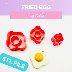 Könnte beinhalten: Eine Auswahl an roten Kunststoff-Ausstechern in Spiegeleiform in verschiedenen Größen, zusammen mit einem fertigen Ton-Ei mit gelbem Eigelb. Der Text "FRIED EGG Clay Cutter" und "STL FILE" ist im Bild enthalten.