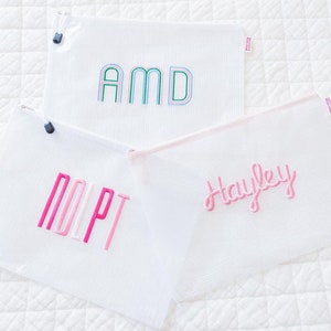 Bestickte Pool-Tasche // Wet Dry Bag, wasserfest, Reißverschluss-Reisetasche, Kulturtasche, Party Favor, Sonnenschutztasche, Brautjungfer Tasche, Monogramm