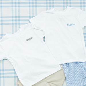Effen T-shirt met korte mouw//shirt met aangepaste naam, gepersonaliseerd T-shirt, kindert-shirt, jeugdshirt met monogram, peuter-T-shirt, geborduurde T-shirt