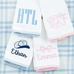 Spucktuch mit Karosaum // Babypartygeschenk, Baby Mädchen, Jungen, Kariert Spucktuch, Spucktuch individuell, Baby Geschenk