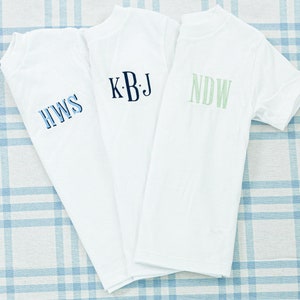 Solide T-shirt met korte mouw//shirt met aangepaste naam, gepersonaliseerd T-shirt, kindert-shirt, jeugdshirt met monogram, peuter-T-shirt, geborduurde tshirt