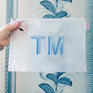 Bestickte Pool-Tasche // Wet Dry Bag, wasserfest, Reißverschluss-Reisetasche, Kulturtasche, Party Favor, Sonnenschutztasche, Brautjungfer Tasche, Monogramm