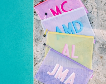 Puede incluir: Cuatro bolsas de malla de colores con cierre de cordón. Cada bolsa tiene una letra diferente impresa, formando la palabra "JMA AL MD MC".