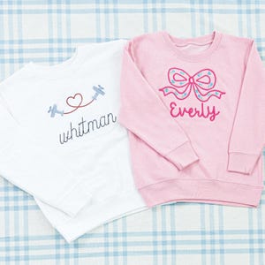 Rundhals-Sweatshirt mit voller Brust-Motiv // Kinder-Sweatshirt, Babyname, besticktes Sweatshirt für Kinder, benutzerdefiniertes Kleinkind-Sweatshirt