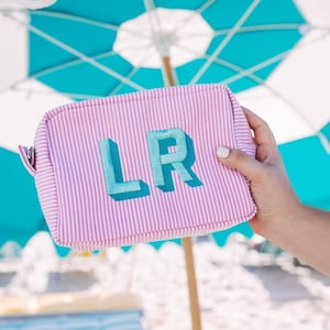 Pochette en seersucker//cadeau de douche, trousse à accessoires, trousse de maquillage, trousse à maquillage, trousse de toilette à monogramme, rentrée des classes, trousse pour enfant, rayure preppy