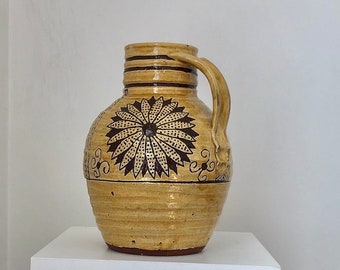 Große rustikale gelbe Studiokeramik-Vase, handgefertigter Vintage-Keramikkrug mit Sgrafitto-Blumen, einzigartige Vase