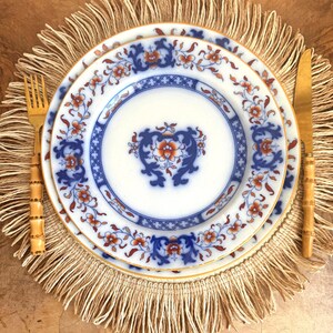 Servizio da tavola antico Minton Lyre blu e rosso con decorazioni floreali, modello Imari, fine XIX secolo, per 4 persone.
