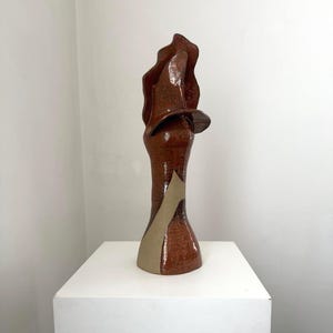 Escultura de cerámica vintage abstracta hecha a mano en color rojo óxido: estatua de flor estilizada orgánica de cerámica de estudio.