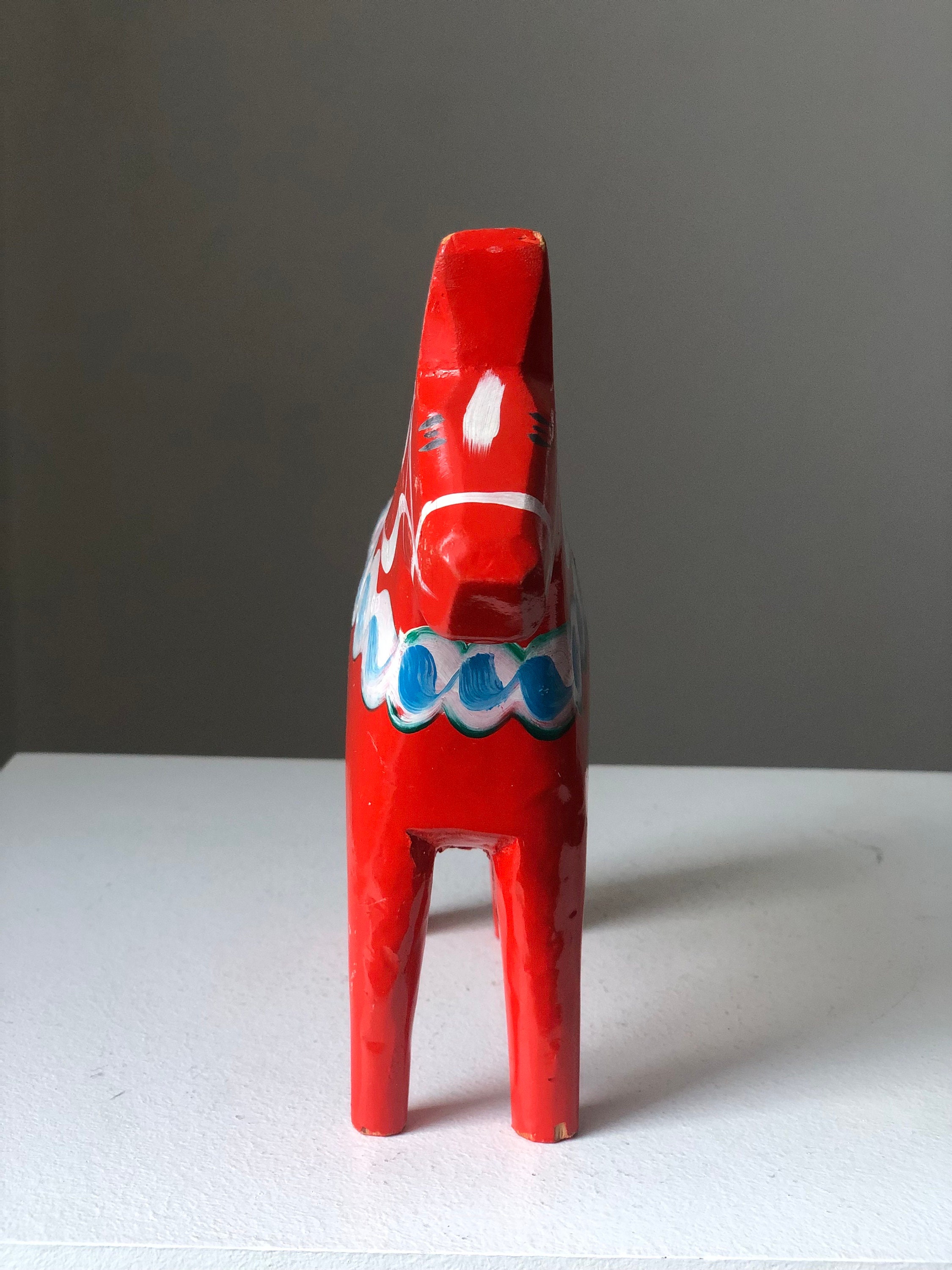 スウェーデンの赤いダーラナホースの置物：手彫りの民芸装飾品（15cm
