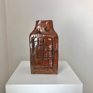 Mid Century Studio Pottery Terrakotta Brutalist Keramikvase mit geometrischen Linien, Vintage handgefertigtes modernistisches glänzendes Flaschengefäß, 1960er Jahre