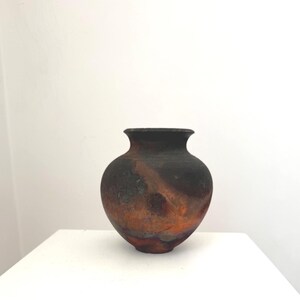 Rustikale Vintage-Vase aus Raku-Keramik mit orangefarbener, irisierender Glasur, handgefertigtes Unikat.