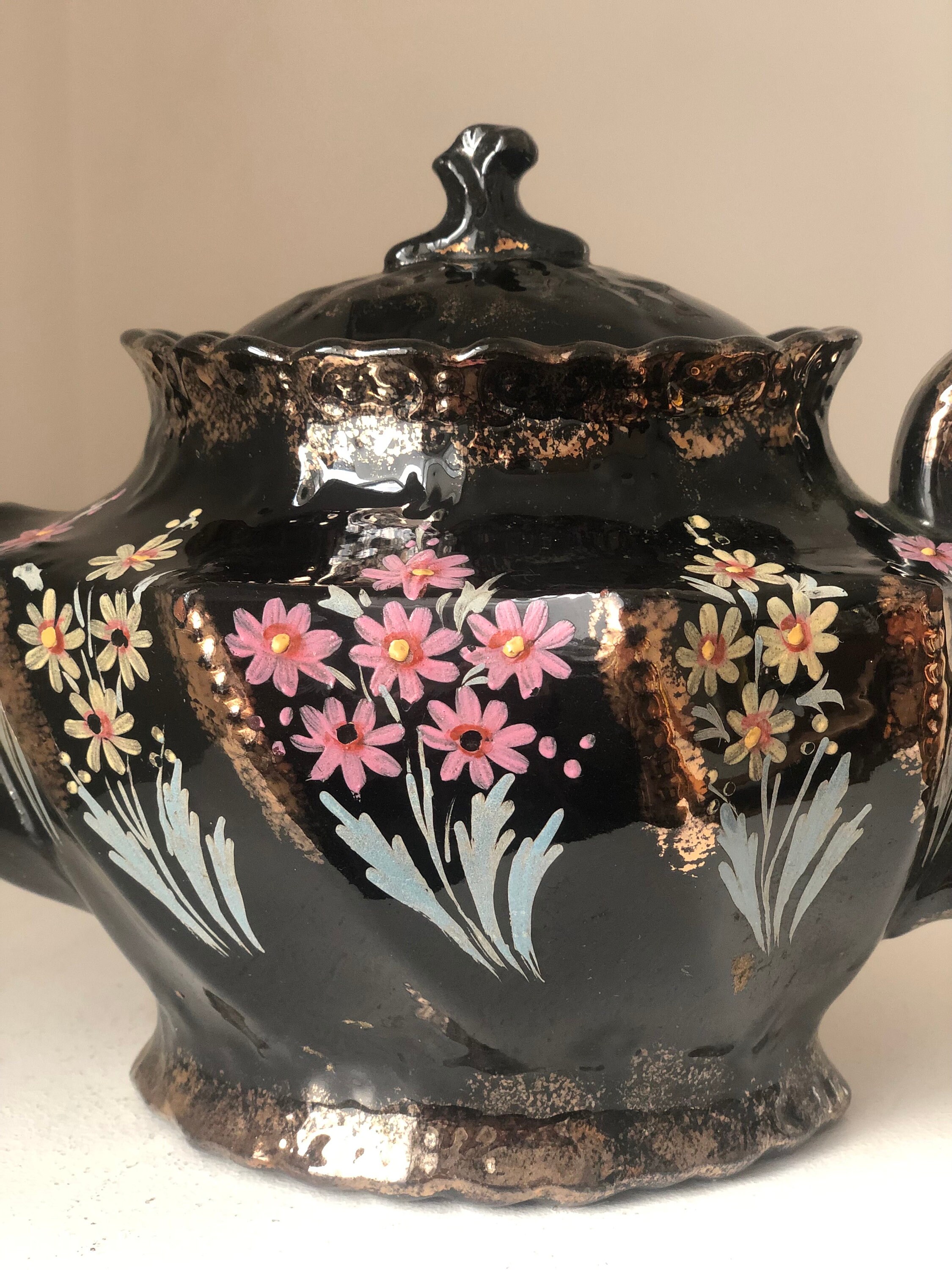 アンティークの光沢のある黒の花柄の金メッキセラミック