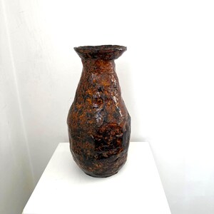 Handgefertigte, rustikale Keramikvase aus der Mitte des 20. Jahrhunderts mit strukturierter Oberfläche: Großes, orange-braunes Kunstgefäß, Unikat