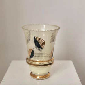 Jarrón de urna Art Déco vintage de vidrio belga con nervaduras doradas y negras, pintado a mano con hojas negras y doradas, Dengis Doyen, Bélgica.