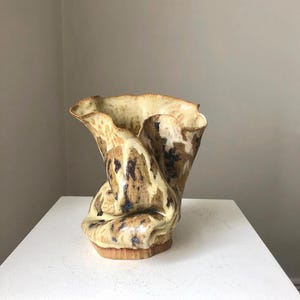 Escultura de jarrón de cerámica vintage hecha a mano con estampado de leopardo moteado: estatua de vasija arrugada de cerámica de estudio.