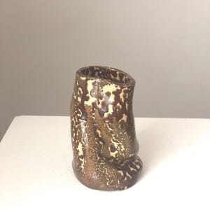 Jarrón rústico vintage hecho a mano con manchas marrones: recipiente de cerámica con manchas de Studio Pottery