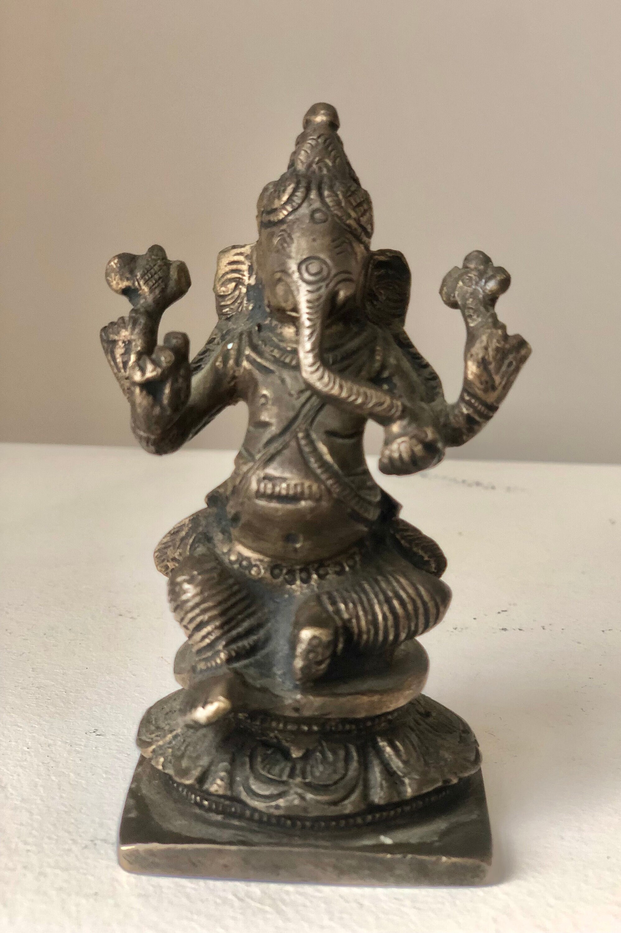 ヴィンテージの小さなブロンズ製ガネーシャ像：インドの家庭寺院の装飾