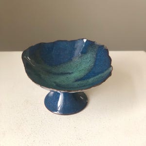 Vintage handgjord abstrakt blå piedestal prydnadsfat: Studio Pottery volangskål i keramik