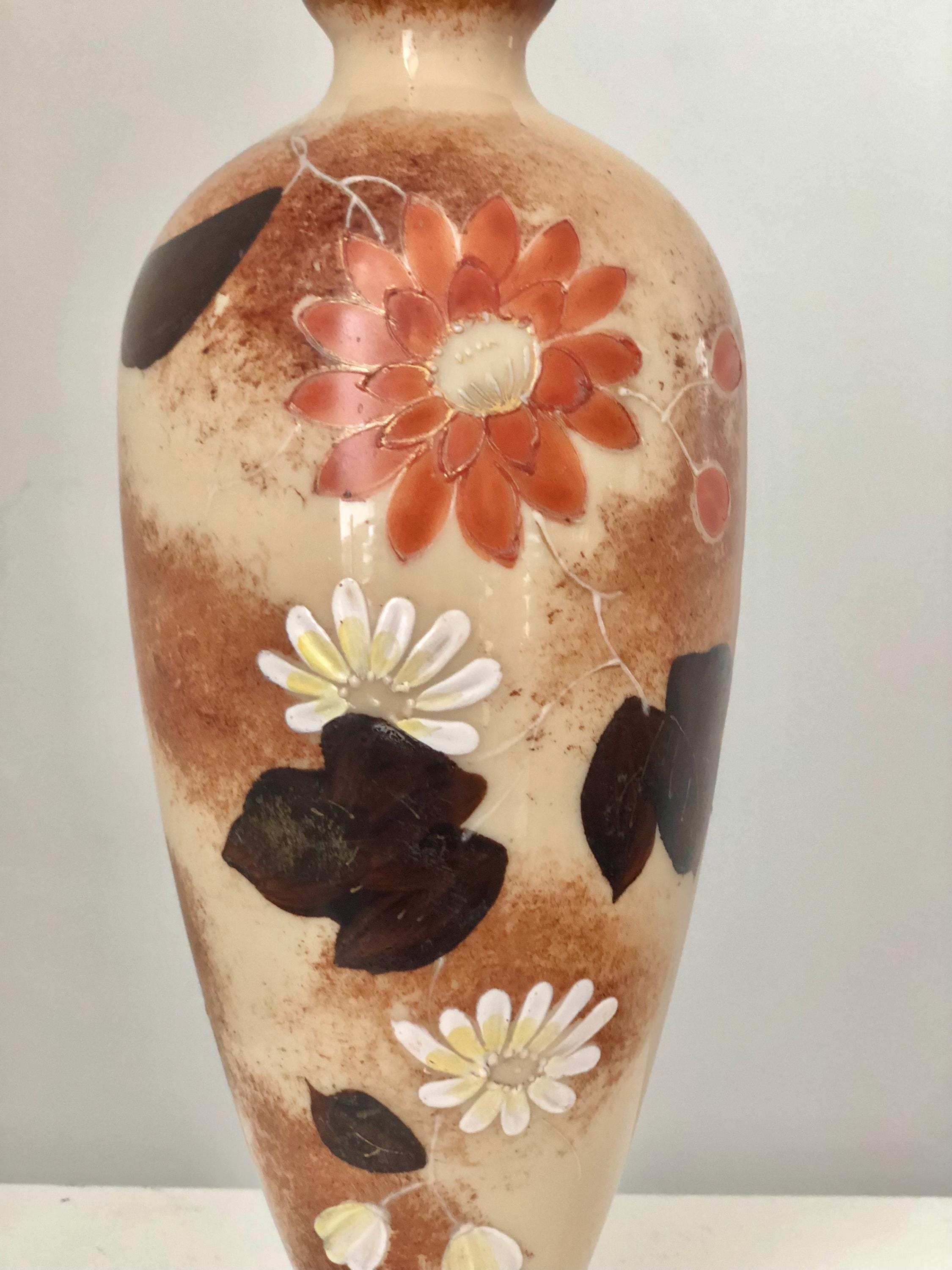 さら アンティークのベージュオパリンガラスの花瓶、オレンジ色の花、手描き