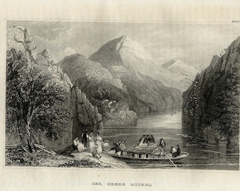 Può includere: Un'antica incisione in bianco e nero raffigura una scena fluviale con una barca che trasporta diverse persone. Montagne e scogliere incorniciano l'acqua, con un piccolo villaggio sulla riva. L'immagine è un'illustrazione dettagliata di un paesaggio storico.